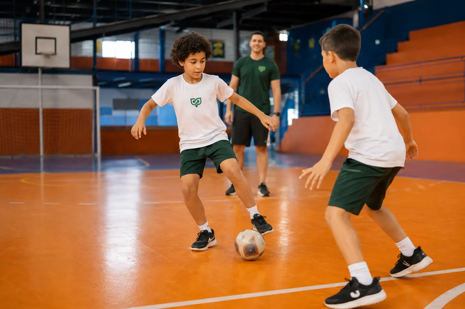 Estudantes do Bliss participando de uma atividade de futsal