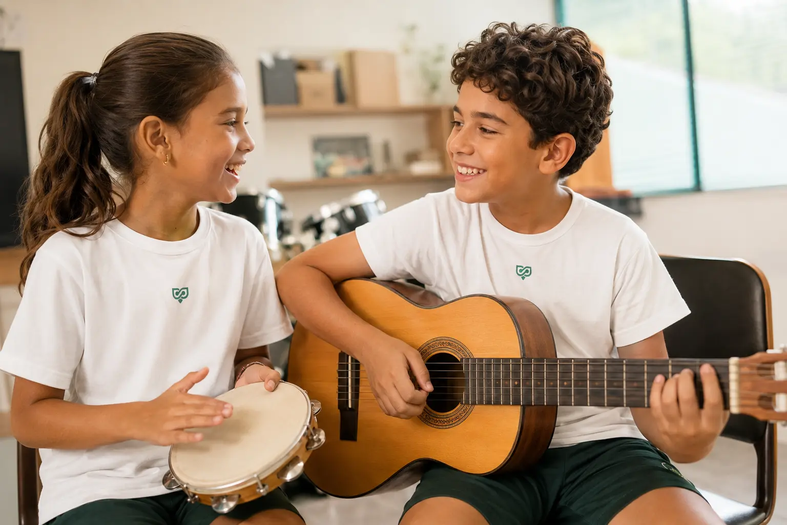 Estudantes do Bliss tocando violão e instrumento de percussão