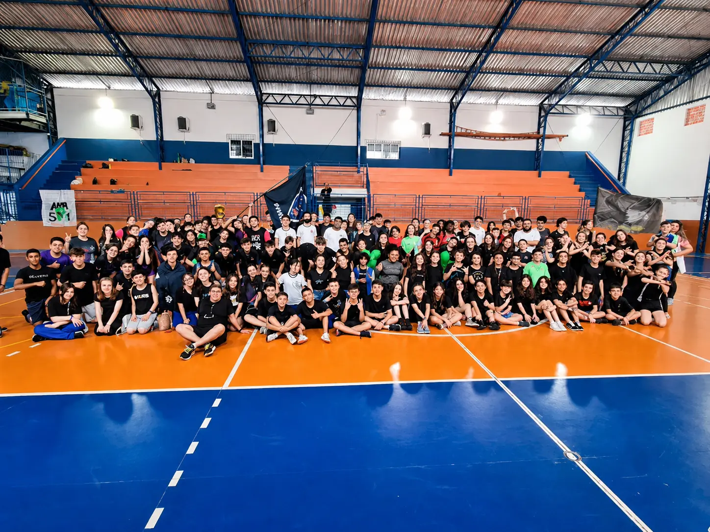 Estudantes Bliss reunidos no ginásio do colégio