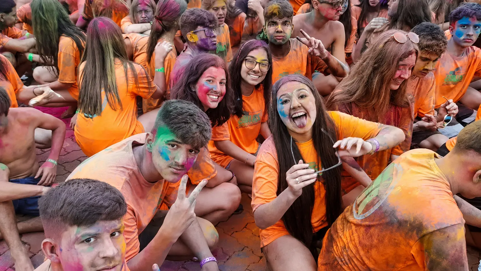 Estudantes Bliss participando de uma atividade coletiva com cores