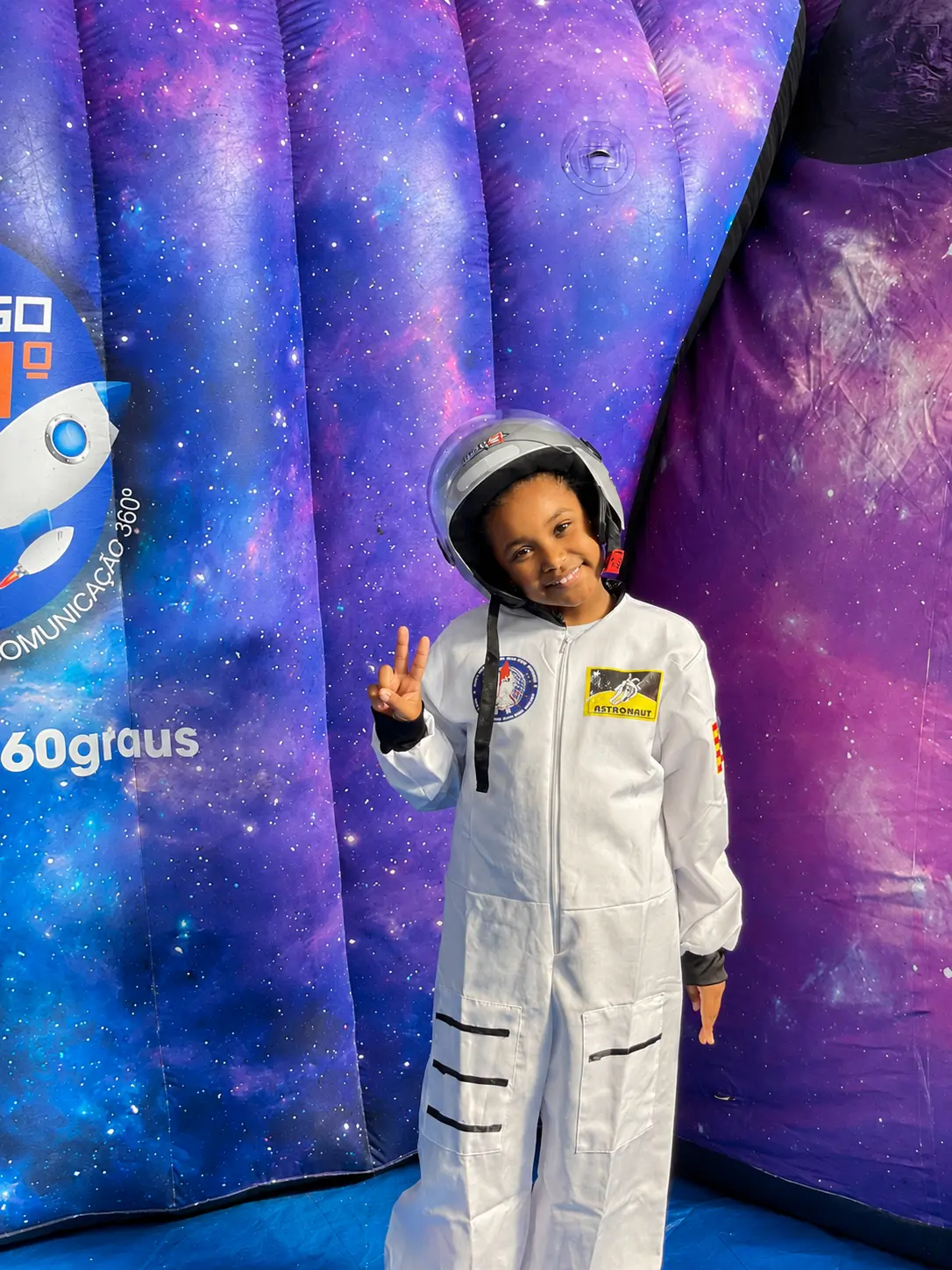Aluna do Ensino Fundamental I em uma experiência imersiva sobre o espaço