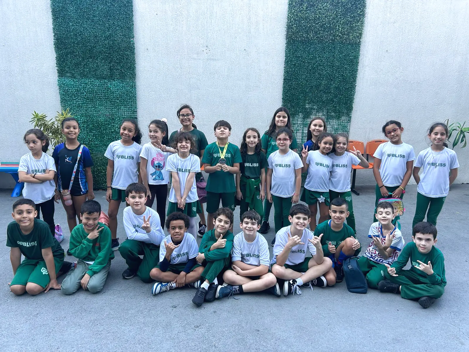 Turma do Ensino Fundamental I reunida em um momento de convivência