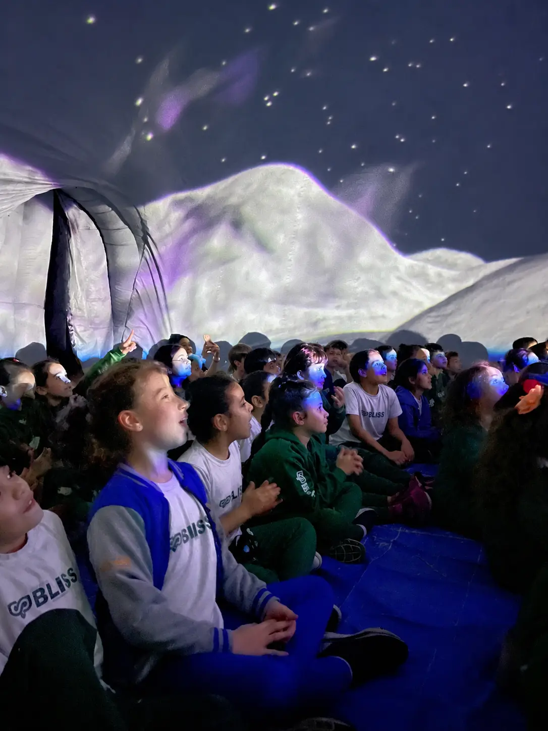 Estudantes Bliss em uma experiência imersiva no planetário