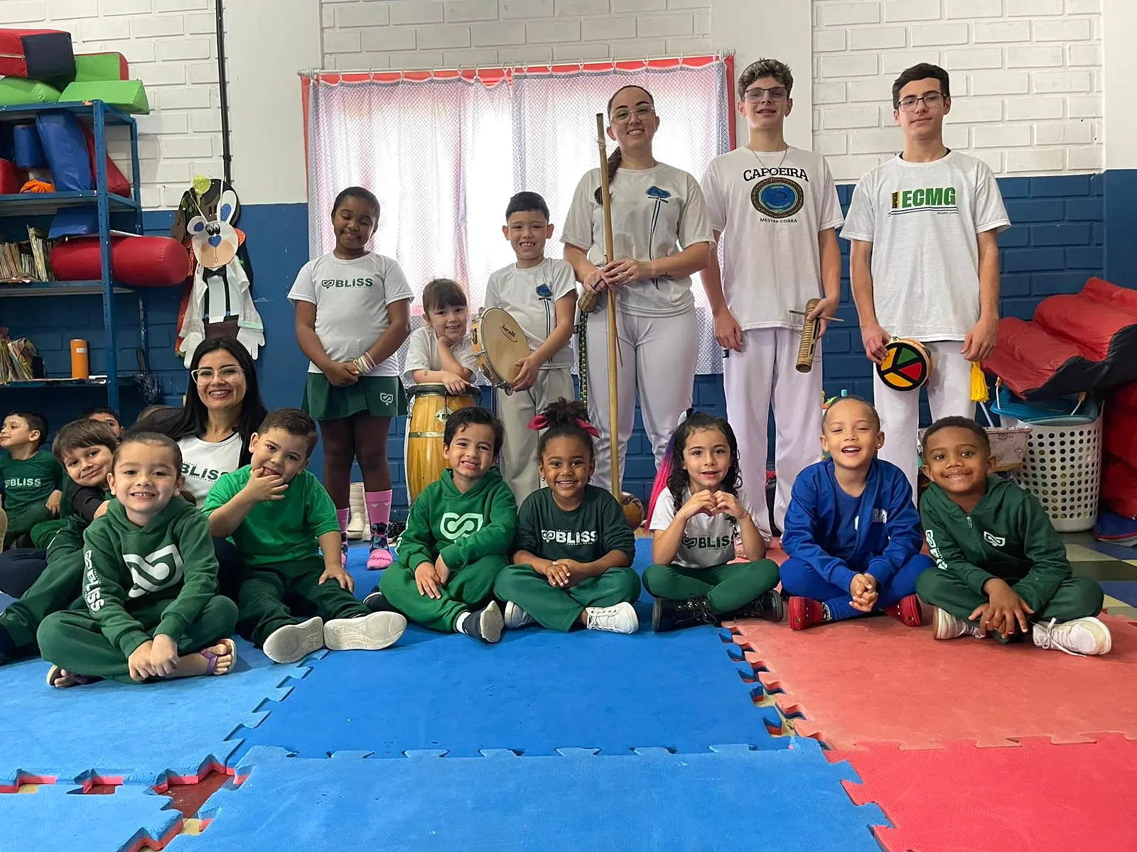 Turma da Educação Infantil Bliss em uma vivência de capoeira
