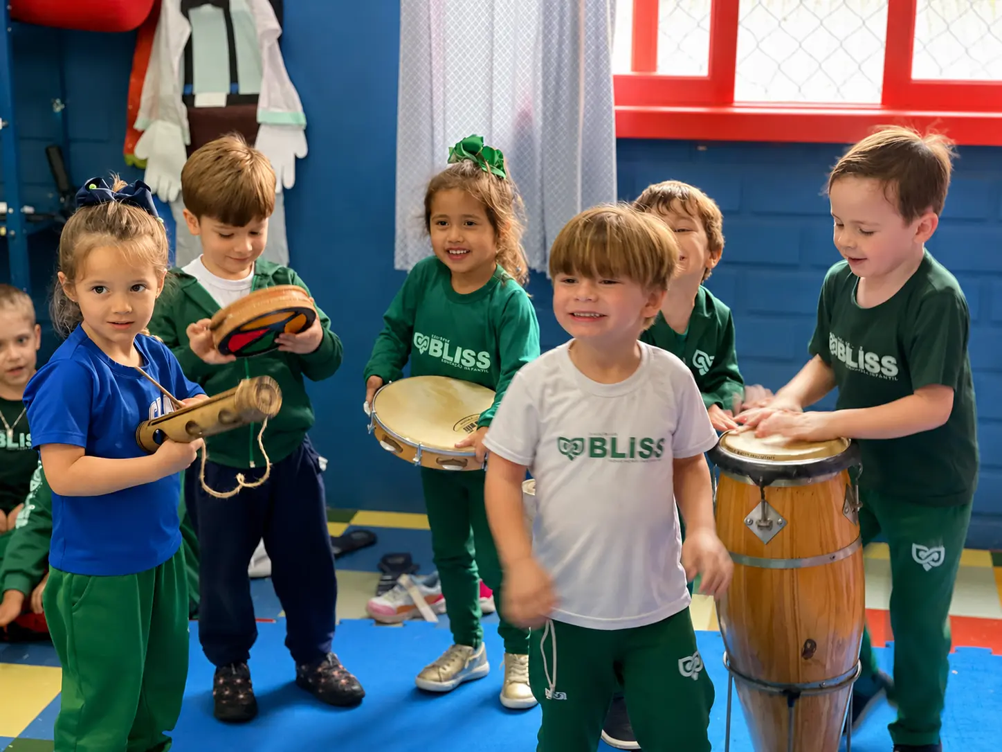 Crianças da Educação Infantil Bliss em uma atividade musical