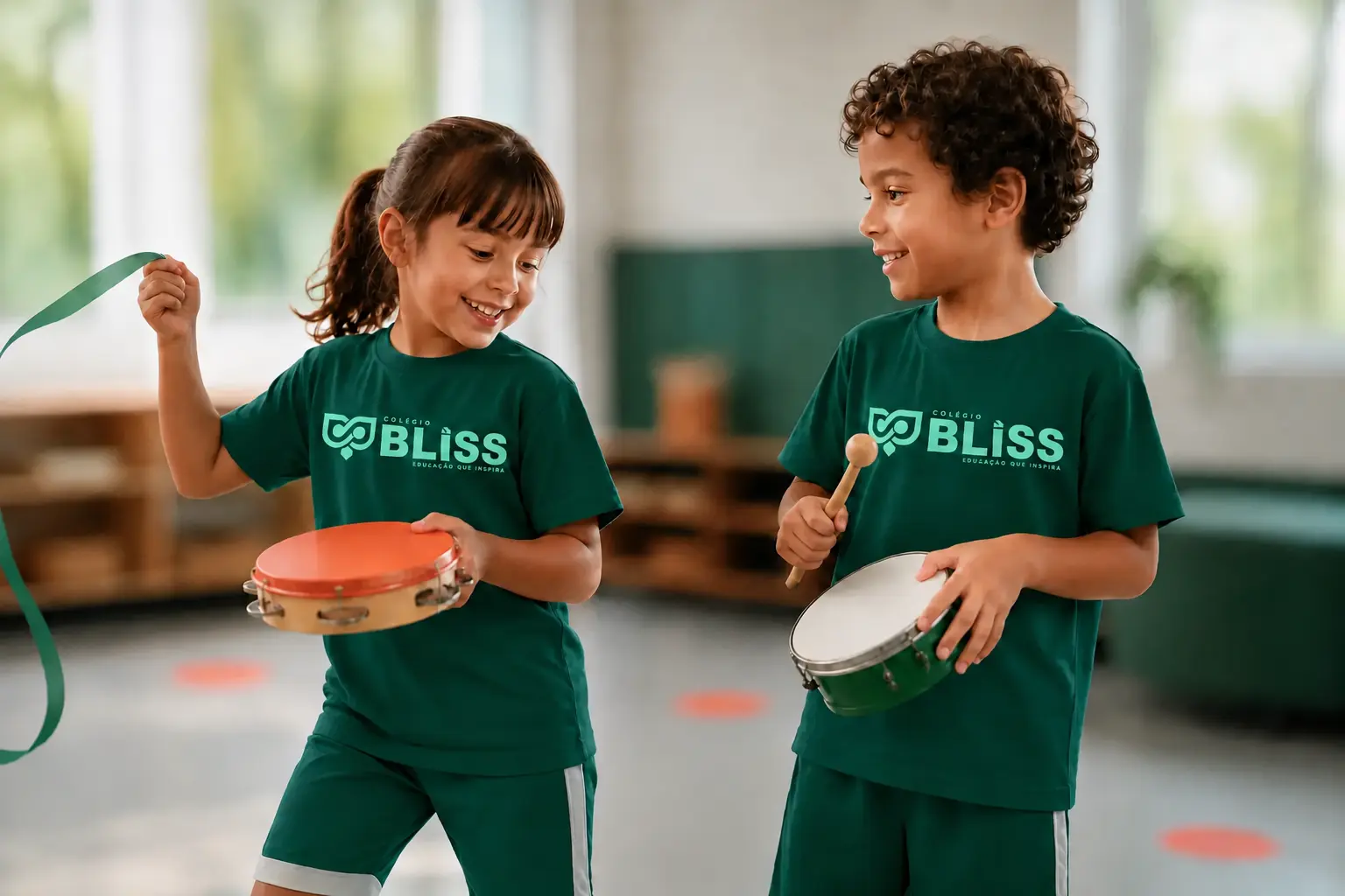 Crianças do Colégio Bliss em uma experiência musical